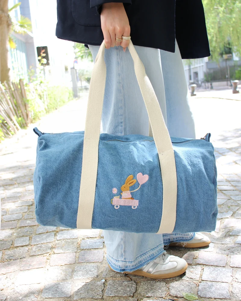 Sac de voyage bleu clair lapin cariole rose personnalisable