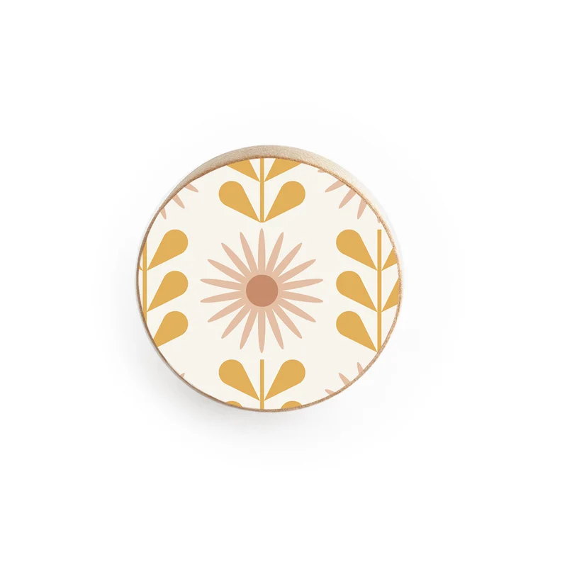 Perilla de madera con diseño de flores en relieve