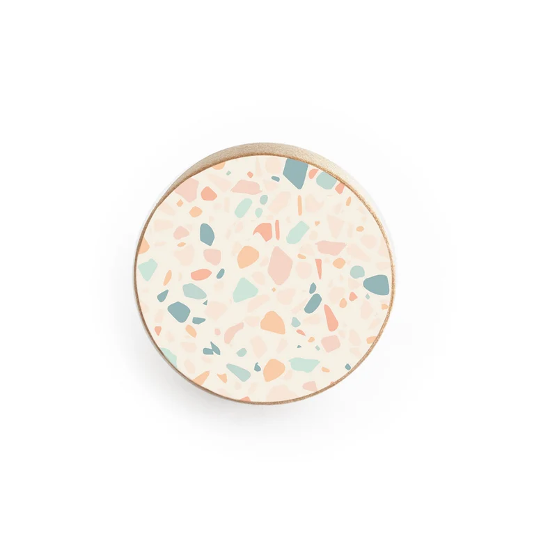 Perilla de madera con diseño de terrazo color crema