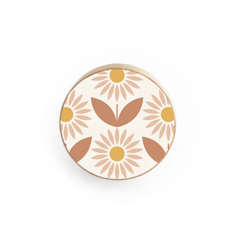 Pomo de puerta de madera con diseño de margaritas en relieve