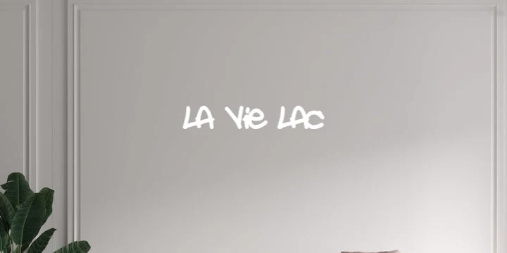 Custom text: La Vie Lac