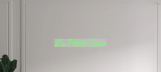 Custom text: La Petite Cour