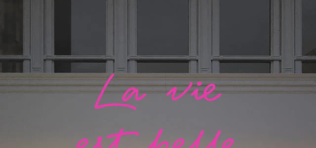 Custom text: La vie est belle
