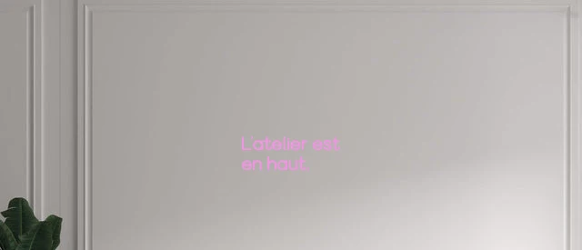 Custom text: L'atelier est en haut.