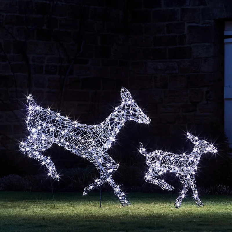 Duo de Rennes Solaires à LED Bicolore Harlow : Biche et Faon en Rotin