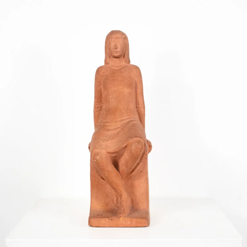 Femme assise sculpture en terre cuite