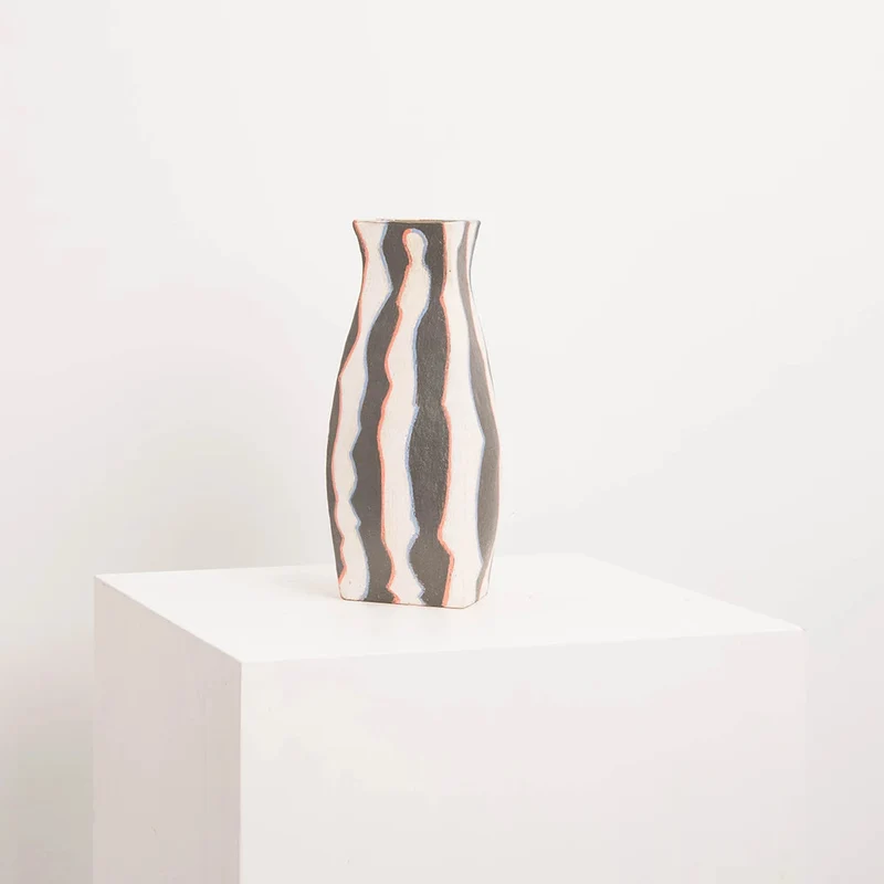 Vase Graphique en Céramique Rayée