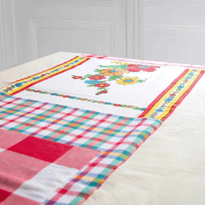 Nappe upcyclée écrue avec patchwork rouge