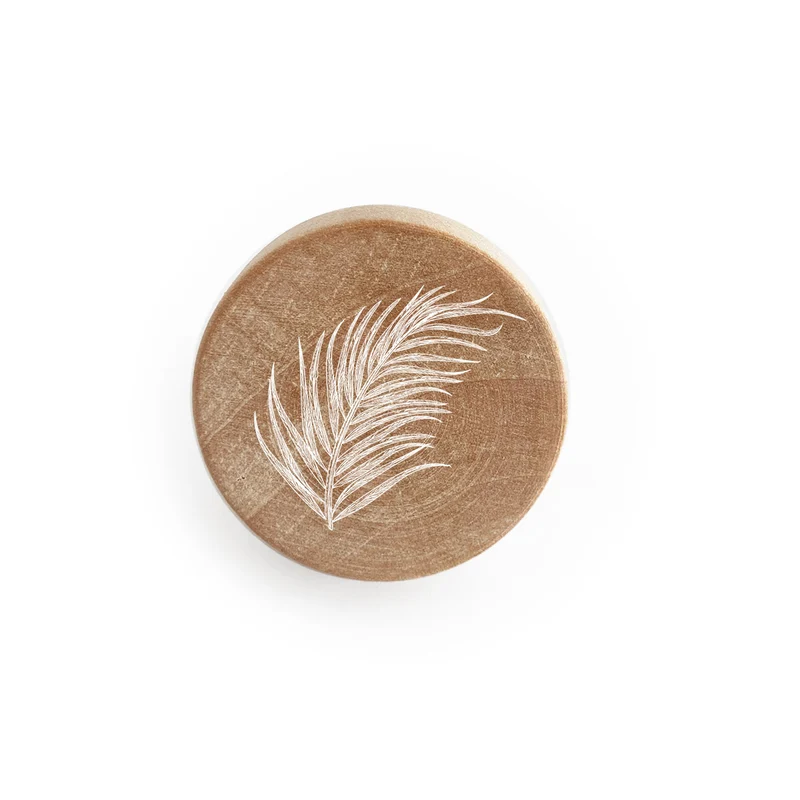 Pomo de madera con diseño de palmas en relieve.
