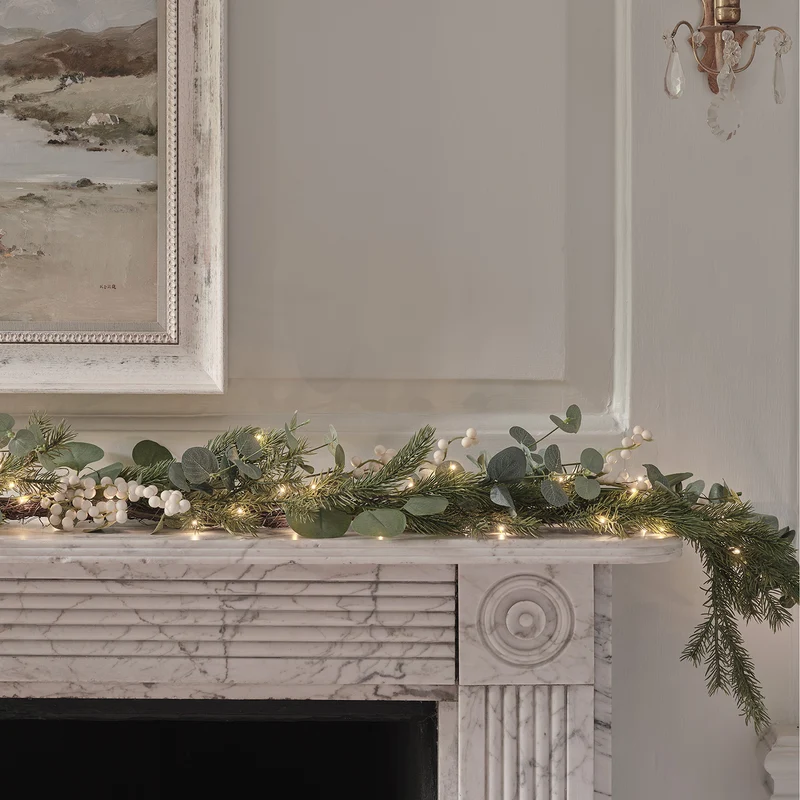 Guirlande de Noël Pré-éclairée Eucalyptus et Baies Blanches