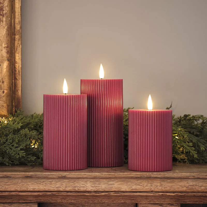 Lot de 3 Bougies Piliers TruGlow® Prune Finition Rainurée à LED avec Télécommande