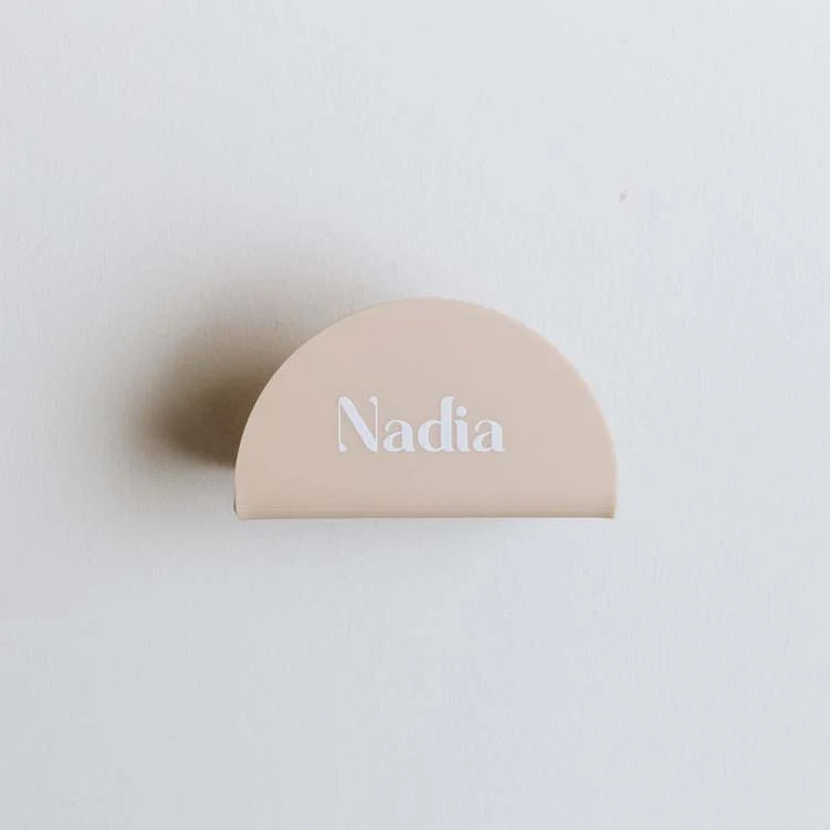 Marque-place demi cercle "Hands" nude