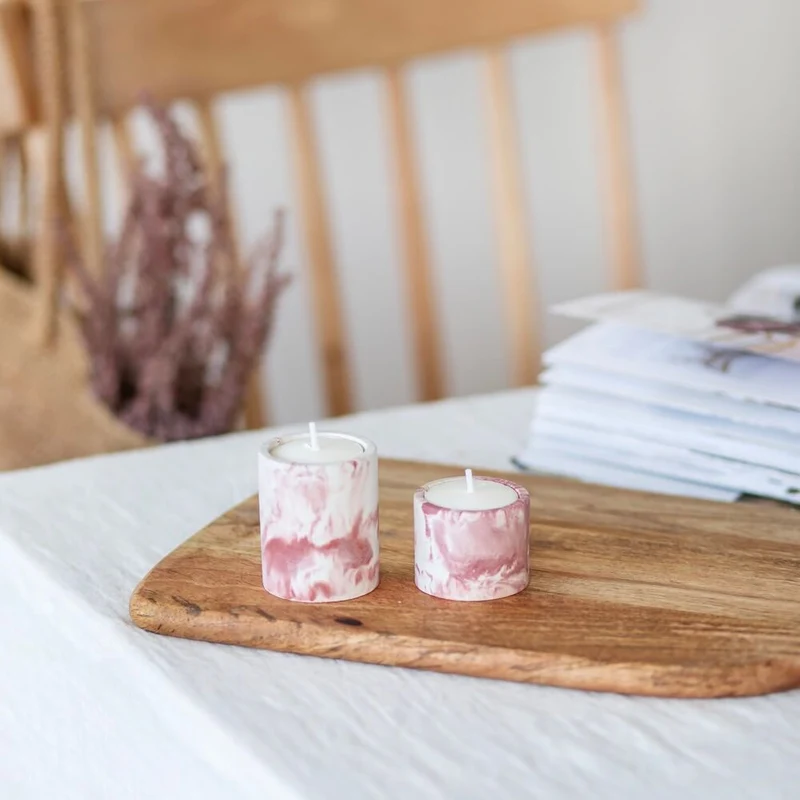 Duo de bougeoirs en béton marbré rose
