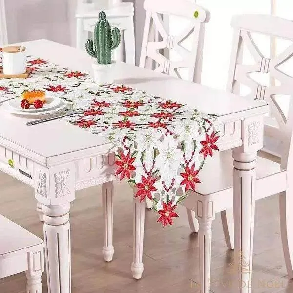 Chemin de table Noël brodé