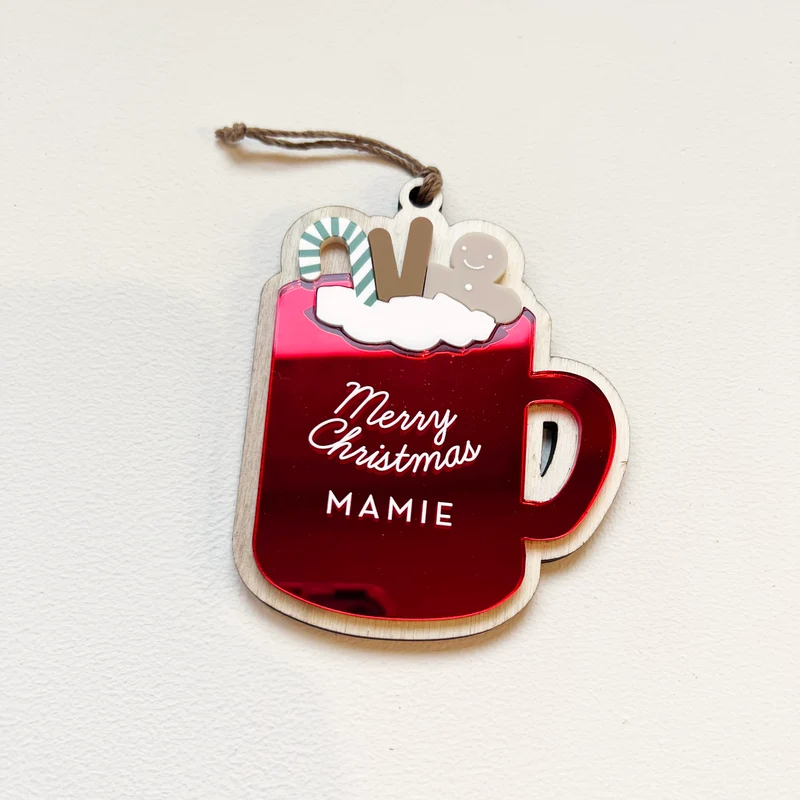 Ornement "Mug" de Noël rouge MAMIE