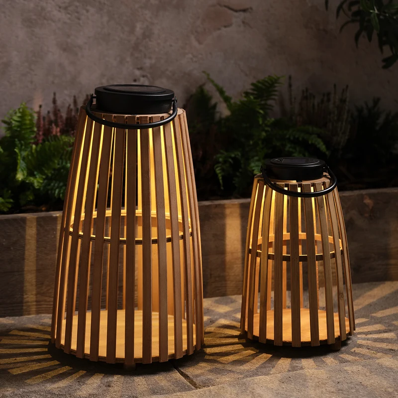 Duo de Lanternes Solaires en Bois Ajouré – Grande & Moyenne