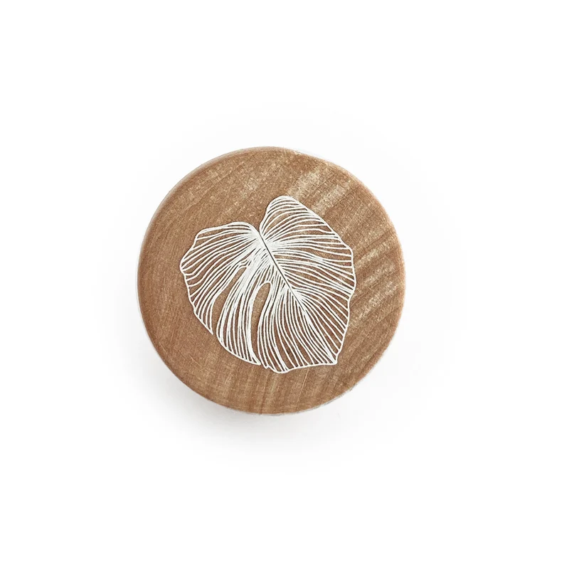 Pomo en Madera con Diseño de Palma en Relieve
