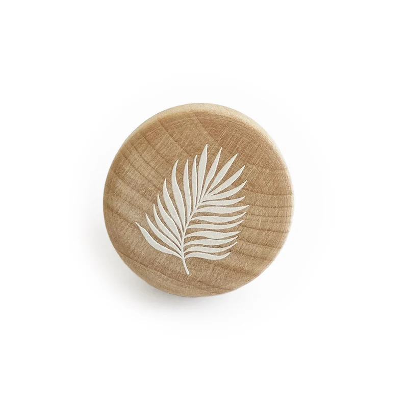 Perilla de madera con diseño de hojas tropicales en relieve