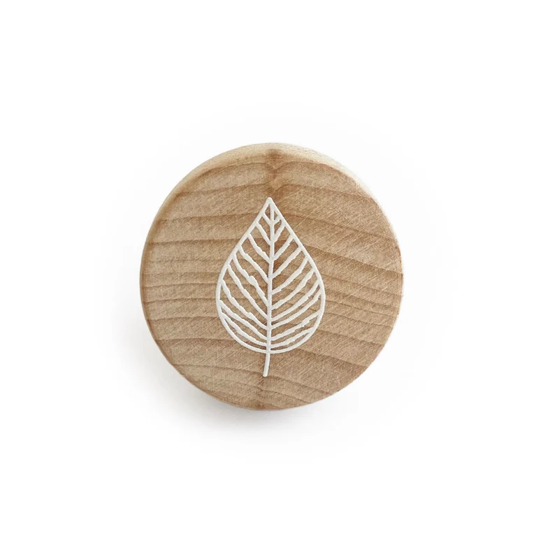 Pomo en Madera con Diseño de Hojas en Relieve
