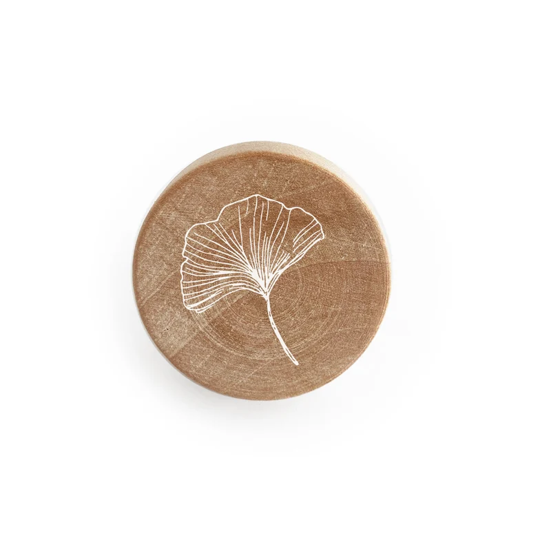Pomo de madera con diseño Gingko en relieve.