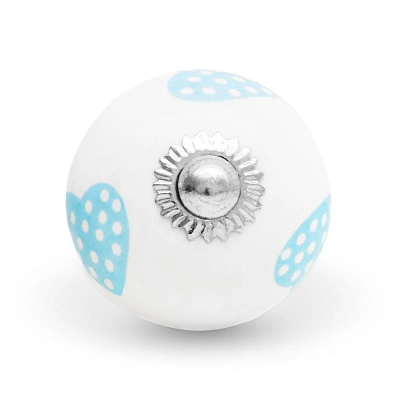 Bouton en céramique blanche avec coeurs bleus