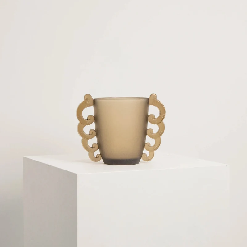 Vase en Verre Dépoli Fumé à Anses Volutes