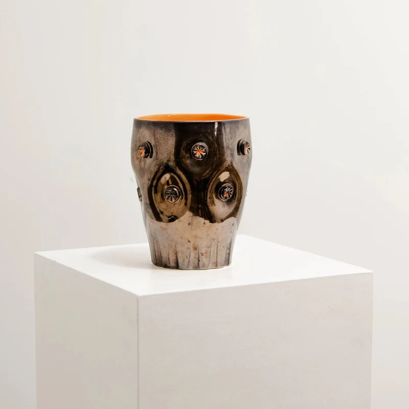 Vase Noir Lustré aux Cabochons