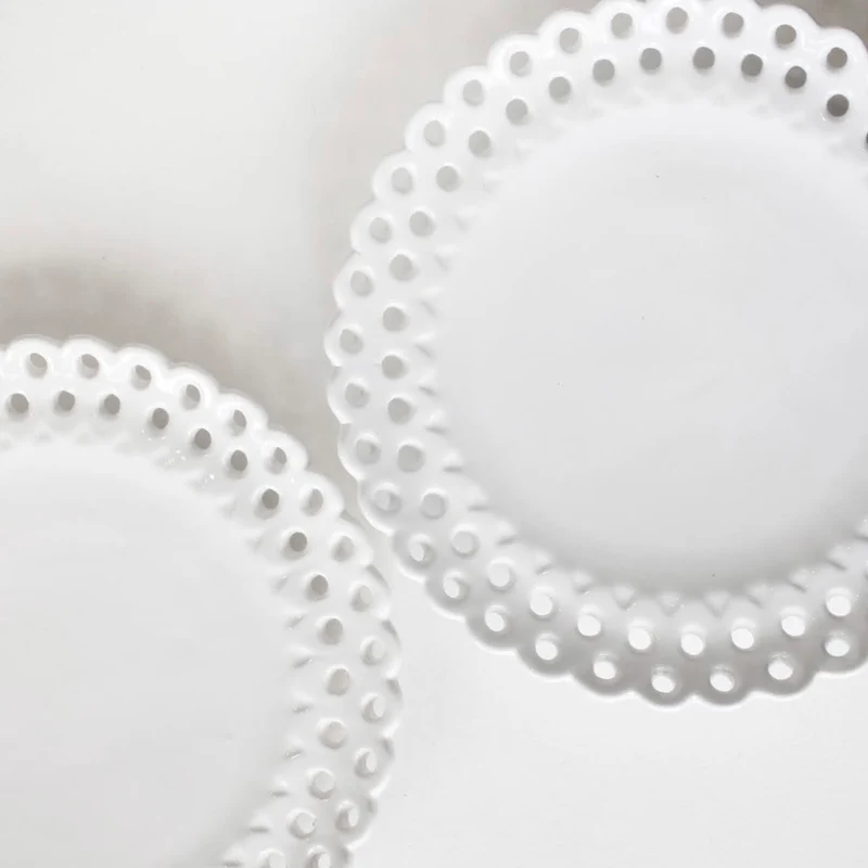 Assiettes en faience ajourée